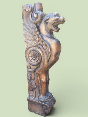 Large (127 cm) Empire-style ‘winged panther’ sculpture in oak, late 19th century. A highly decorative sculpture depicting a winged panther with ornamental details, suitable for use as a staircase finial, a large lamp base, etc. 