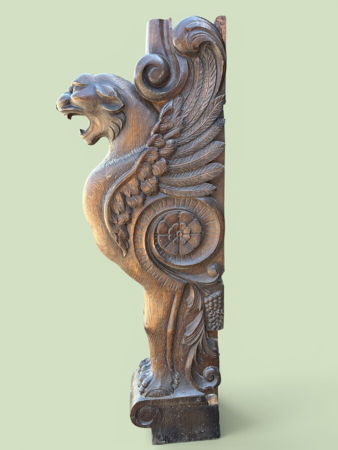 Large (127 cm) Empire-style ‘winged panther’ sculpture in oak, late 19th century. A highly decorative sculpture depicting a winged panther with ornamental details, suitable for use as a staircase finial, a large lamp base, etc. 