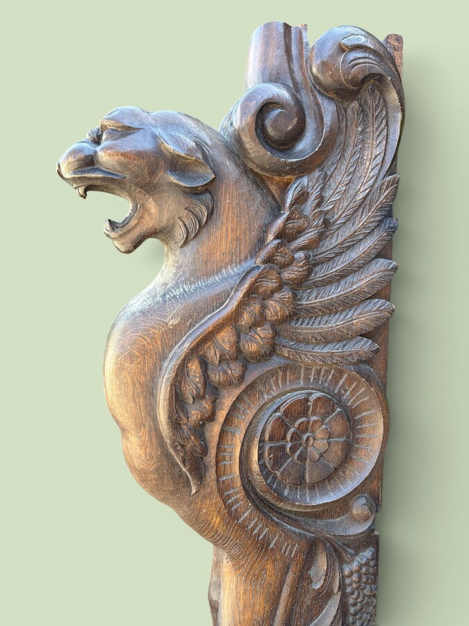 Large (127 cm) Empire-style ‘winged panther’ sculpture in oak, late 19th century. A highly decorative sculpture depicting a winged panther with ornamental details, suitable for use as a staircase finial, a large lamp base, etc. 