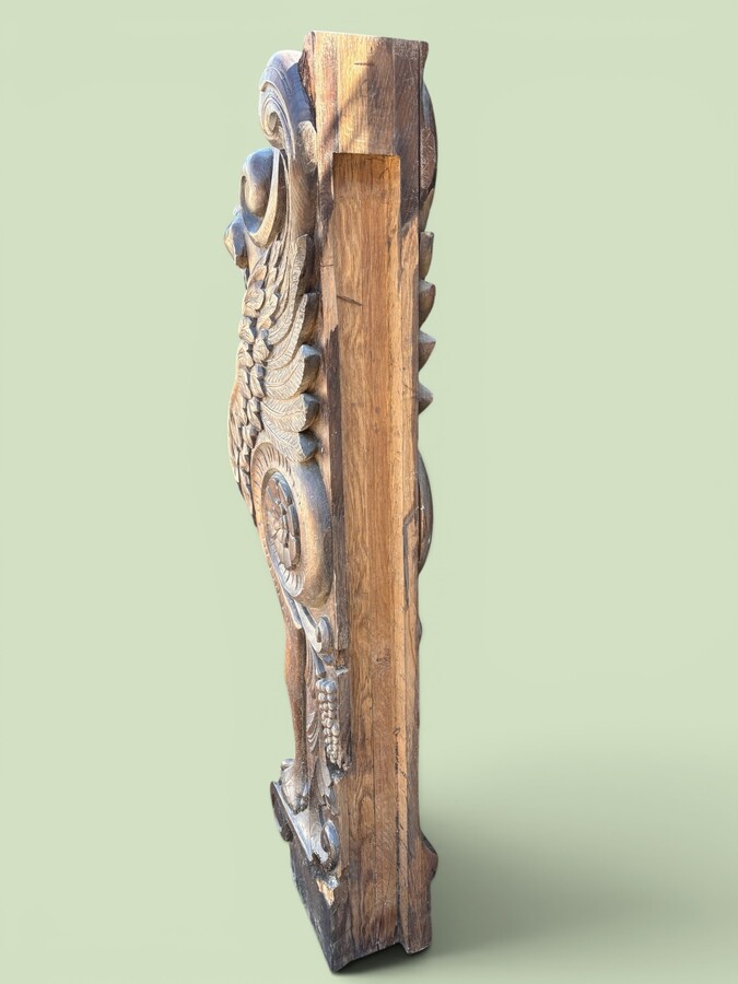 Large (127 cm) Empire-style ‘winged panther’ sculpture in oak, late 19th century. A highly decorative sculpture depicting a winged panther with ornamental details, suitable for use as a staircase finial, a large lamp base, etc. 