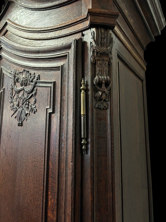 Large 2-door castle furniture in oak 18th century. Beautiful furniture with very finely sculpted doors and crest and inside fitted with shelves. Dimensions : Total height : 298 cm Width : 168 cm , 208 cm at the top Depth : 60 cm , 78 cm at the top
