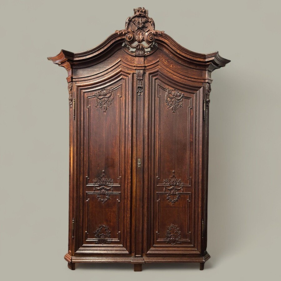Large 2-door castle furniture in oak 18th century. Beautiful furniture with very finely sculpted doors and crest and inside fitted with shelves. Dimensions : Total height : 298 cm Width : 168 cm , 208 cm at the top Depth : 60 cm , 78 cm at the top
