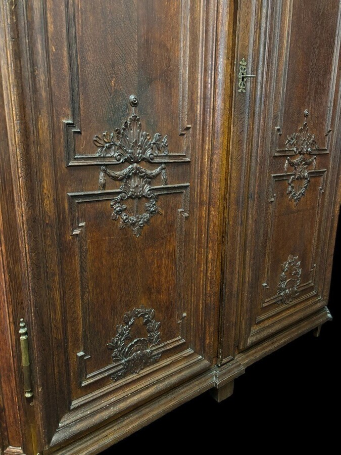 Large 2-door castle furniture in oak 18th century. Beautiful furniture with very finely sculpted doors and crest and inside fitted with shelves. Dimensions : Total height : 298 cm Width : 168 cm , 208 cm at the top Depth : 60 cm , 78 cm at the top