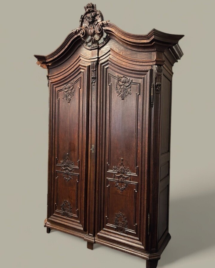 Large 2-door castle furniture in oak 18th century. Beautiful furniture with very finely sculpted doors and crest and inside fitted with shelves. Dimensions : Total height : 298 cm Width : 168 cm , 208 cm at the top Depth : 60 cm , 78 cm at the top