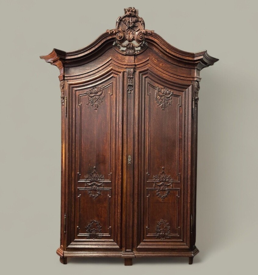 Large 2-door castle furniture in oak 18th century. Beautiful furniture with very finely sculpted doors and crest and inside fitted with shelves. Dimensions : Total height : 298 cm Width : 168 cm , 208 cm at the top Depth : 60 cm , 78 cm at the top