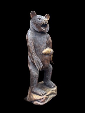 Large 20th century solid wood black forest bear ( 163 cm ) Very decorative, beautiful detail of a standing bear with glass eyes and in its paw a salmon. Dimensions : Height : 163 cm Width : 71 cm Depth : 59 cm Heavy solid wood sculpture in very good condi