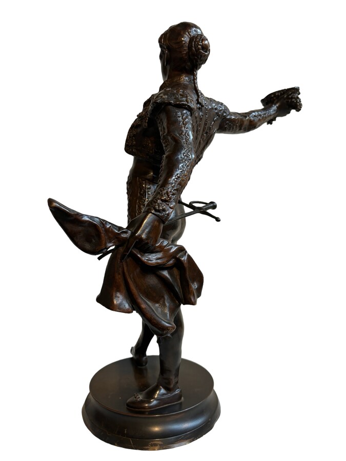 Large bronze sculpture of a Matador 19th century. Very finely detailed bronze sculpture signed by Desca Edmond ( Paris 1855-1918 ) , Hors Concours Dimensions : Height : 66 cm Width : 56 cm Depth : 30 cm Diameter foot : 25 cm