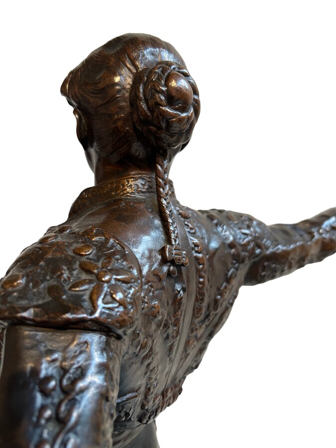 Large bronze sculpture of a Matador 19th century. Very finely detailed bronze sculpture signed by Desca Edmond ( Paris 1855-1918 ) , Hors Concours Dimensions : Height : 66 cm Width : 56 cm Depth : 30 cm Diameter foot : 25 cm