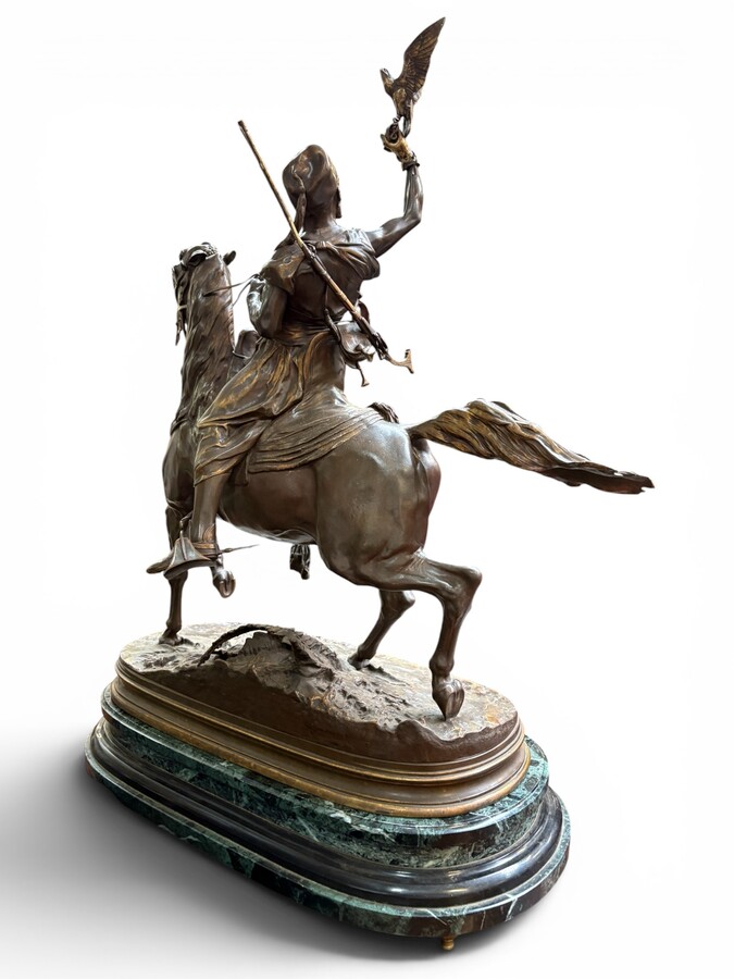 Large bronze sculpture, “THE ARAB FALCONER ON HORSEBACK”, 19thC. Signed by PIERRE JULES MÈNE (1810–1879) A nice bronze sculpture with exquisite detail, set on a solid marble plinth. Sizes : 89 x 76 cm
