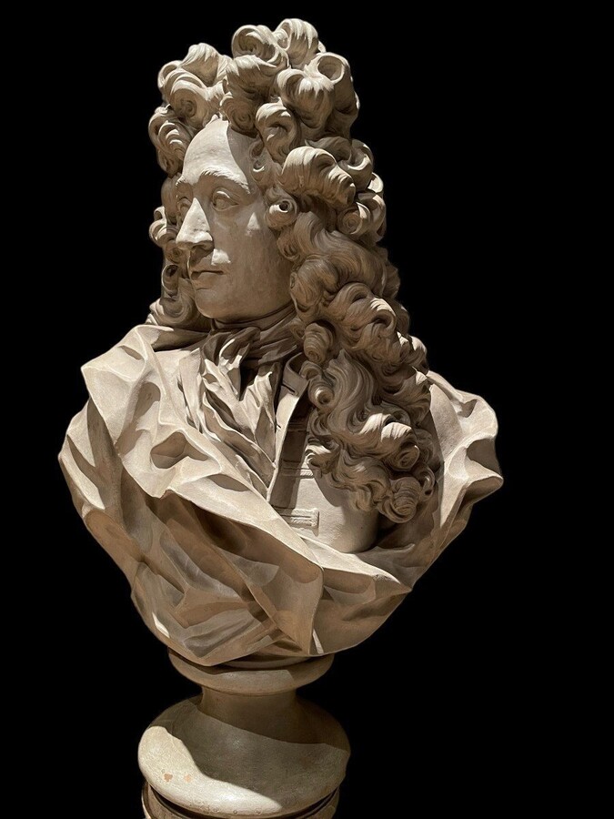 Large bust of a nobleman style Louis XIV in terra cotta 19thC.( 79cm ) Very decorative bust with fine details in very good condition. Dimensions : Height : 79 cm Width : 48 cm Depth : 35 cm Diameter foot : 22 cm France , early 19thC.