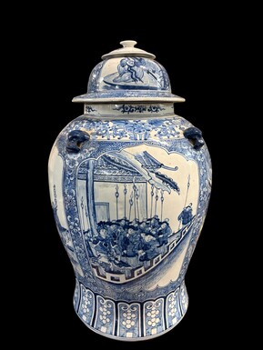 Large Chinese porcelain vase with lid, 20th century Decorative vase painted with various representations of people, animals, etc. Vase in very good condition, signed underneath, the top of the lid is not original. Dimensions: Height: 70 cm Width: 39 cm Ba