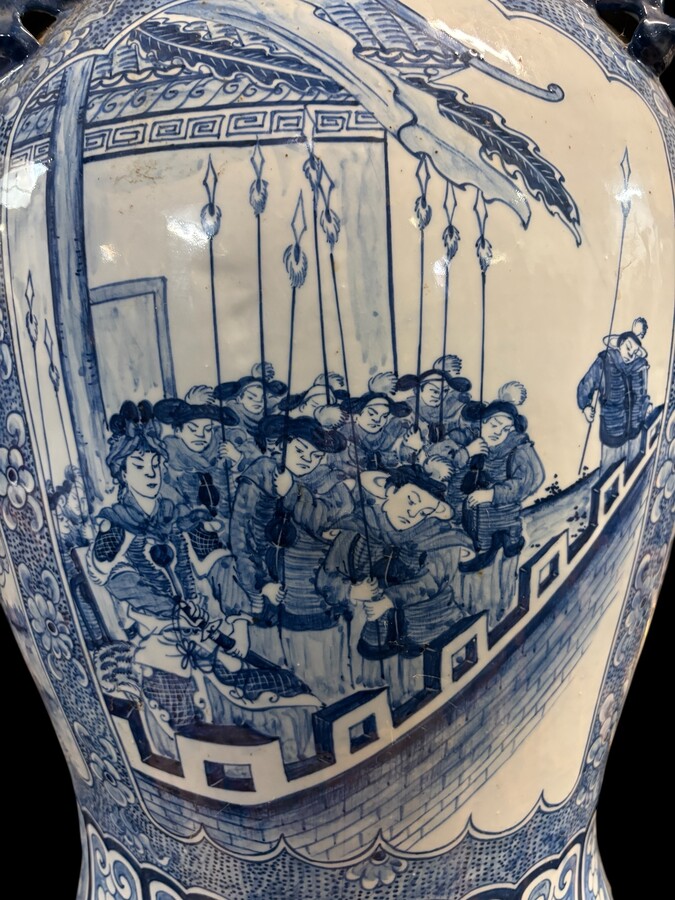 Large Chinese porcelain vase with lid, 20th century Decorative vase painted with various representations of people, animals, etc. Vase in very good condition, signed underneath, the top of the lid is not original. Dimensions: Height: 70 cm Width: 39 cm Ba