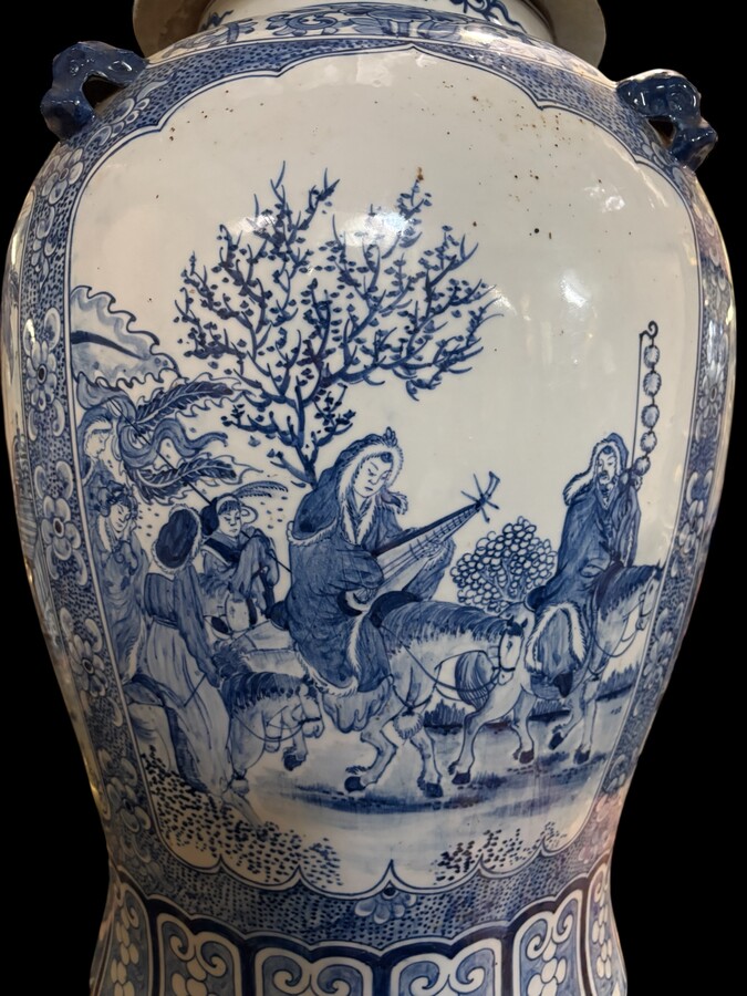 Large Chinese porcelain vase with lid, 20th century Decorative vase painted with various representations of people, animals, etc. Vase in very good condition, signed underneath, the top of the lid is not original. Dimensions: Height: 70 cm Width: 39 cm Ba
