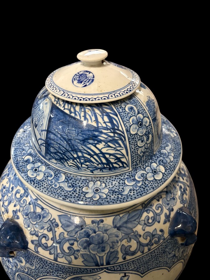 Large Chinese porcelain vase with lid, 20th century Decorative vase painted with various representations of people, animals, etc. Vase in very good condition, signed underneath, the top of the lid is not original. Dimensions: Height: 70 cm Width: 39 cm Ba