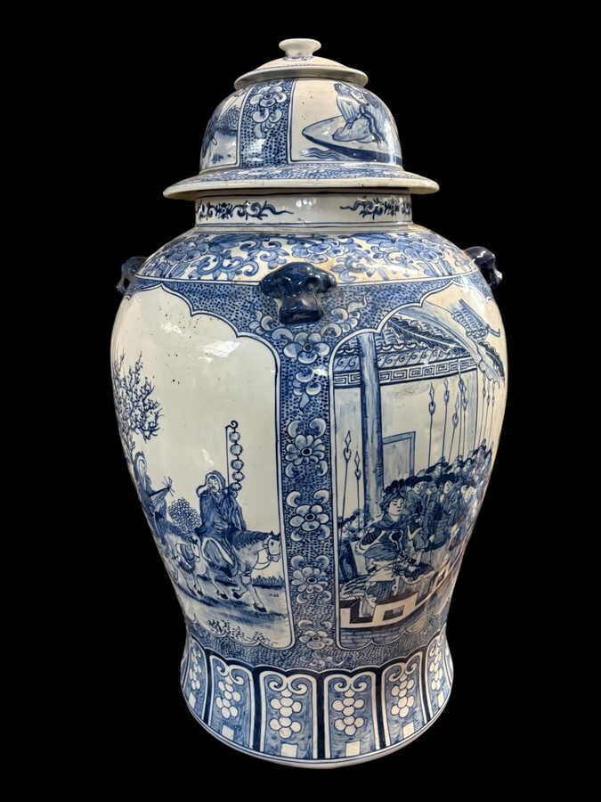 Large Chinese porcelain vase with lid, 20th century Decorative vase painted with various representations of people, animals, etc. Vase in very good condition, signed underneath, the top of the lid is not original. Dimensions: Height: 70 cm Width: 39 cm 