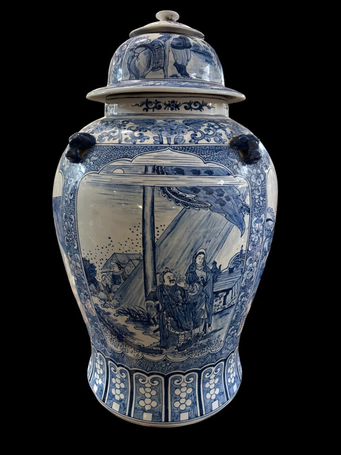 Large Chinese porcelain vase with lid, 20th century Decorative vase painted with various representations of people, animals, etc. Vase in very good condition, signed underneath, the top of the lid is not original. Dimensions: Height: 70 cm Width: 39 cm 