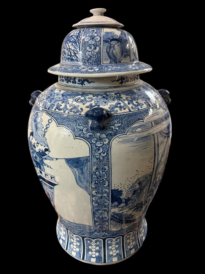Large Chinese porcelain vase with lid, 20th century Decorative vase painted with various representations of people, animals, etc. Vase in very good condition, signed underneath, the top of the lid is not original. Dimensions: Height: 70 cm Width: 39 cm 