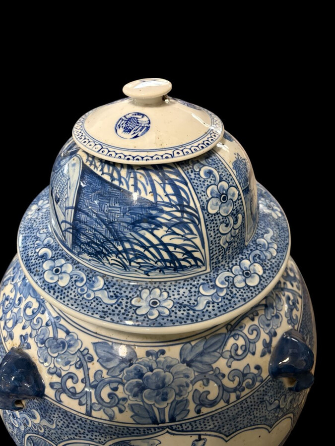 Large Chinese porcelain vase with lid, 20th century Decorative vase painted with various representations of people, animals, etc. Vase in very good condition, signed underneath, the top of the lid is not original. Dimensions: Height: 70 cm Width: 39 cm 