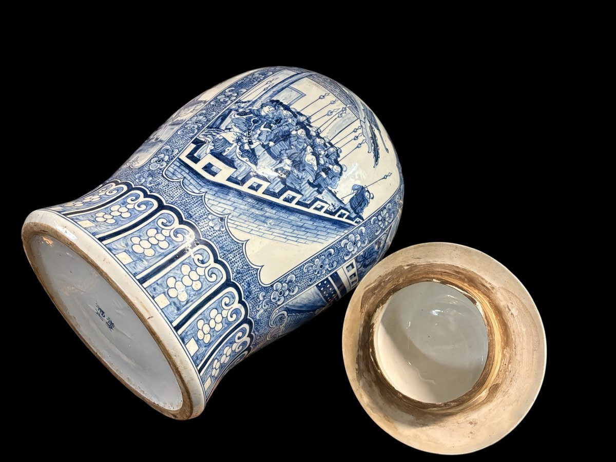 Large Chinese porcelain vase with lid, 20th century Decorative vase painted with various representations of people, animals, etc. Vase in very good condition, signed underneath, the top of the lid is not original. Dimensions: Height: 70 cm Width: 39 cm 