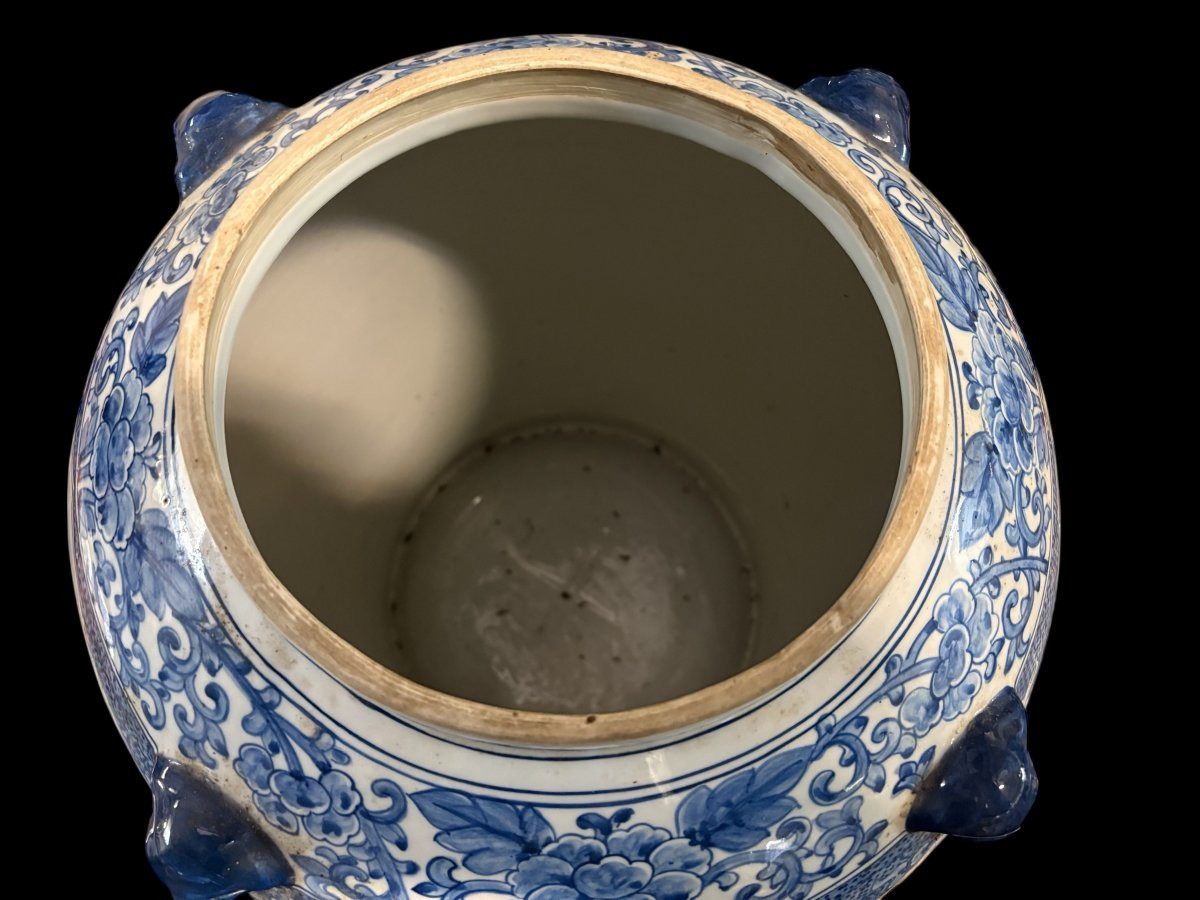 Large Chinese porcelain vase with lid, 20th century Decorative vase painted with various representations of people, animals, etc. Vase in very good condition, signed underneath, the top of the lid is not original. Dimensions: Height: 70 cm Width: 39 cm 