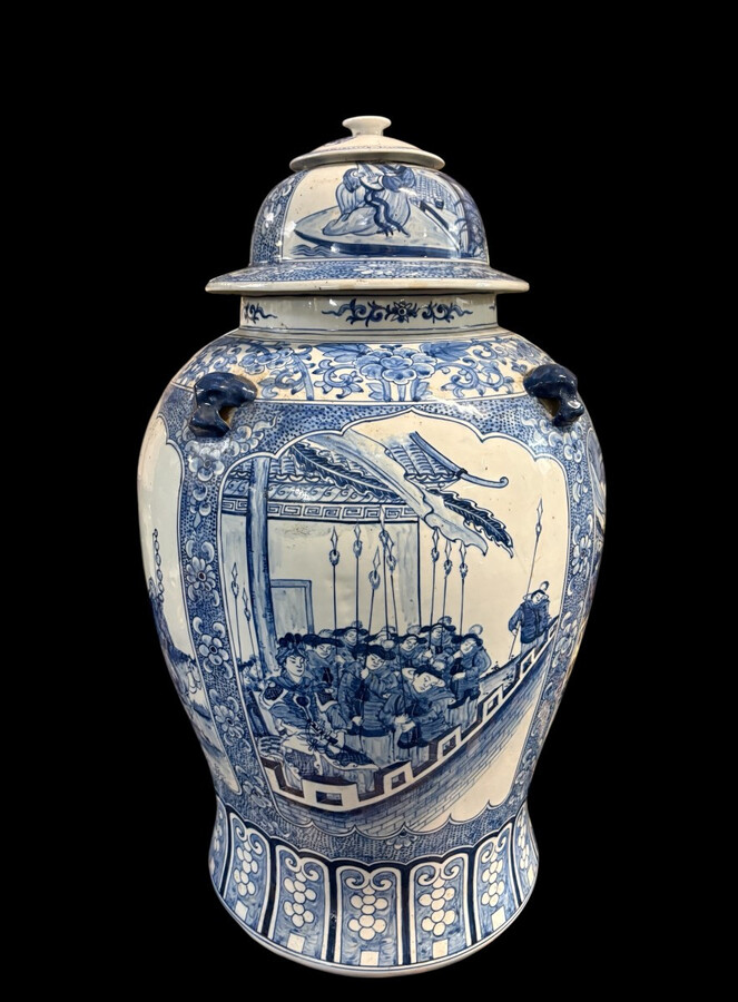 Large Chinese porcelain vase with lid, 20th century Decorative vase painted with various representations of people, animals, etc. Vase in very good condition, signed underneath, the top of the lid is not original. Dimensions: Height: 70 cm Width: 39 cm 