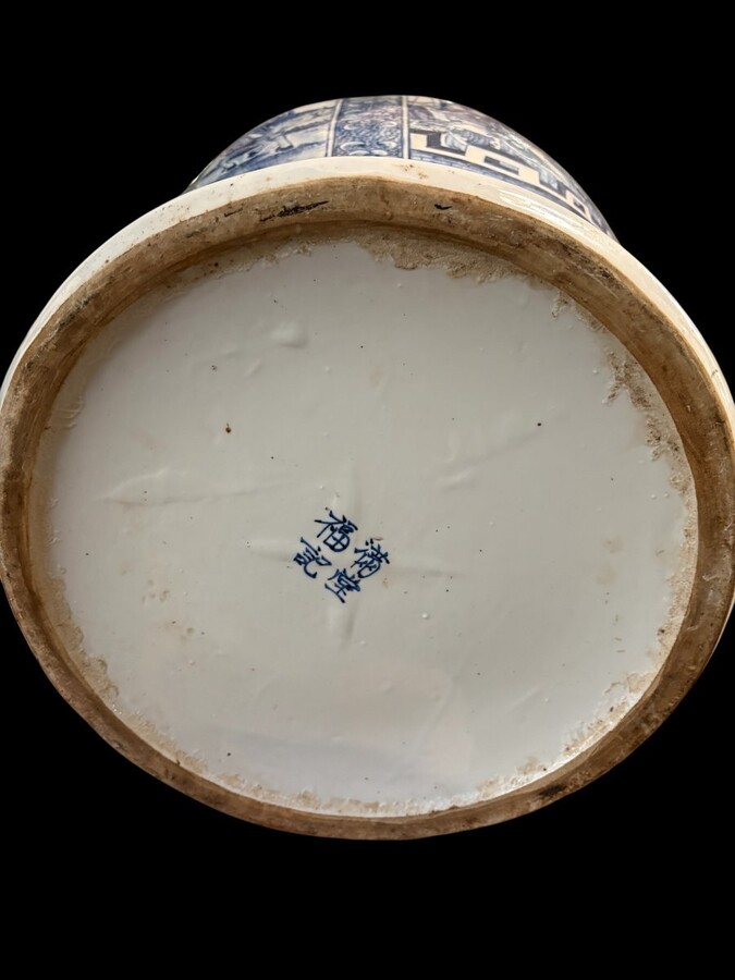 Large Chinese porcelain vase with lid, 20thC. Decorative vase painted with various representations of people, animals, etc. Vase in very good condition, signed underneath, the top of the lid is not original. Dimensions: Height: 70 cm 