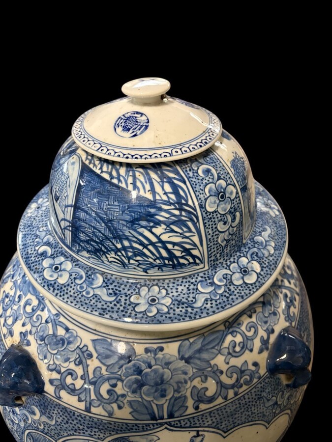 Large Chinese porcelain vase with lid, 20thC. Decorative vase painted with various representations of people, animals, etc. Vase in very good condition, signed underneath, the top of the lid is not original. Dimensions: Height: 70 cm 