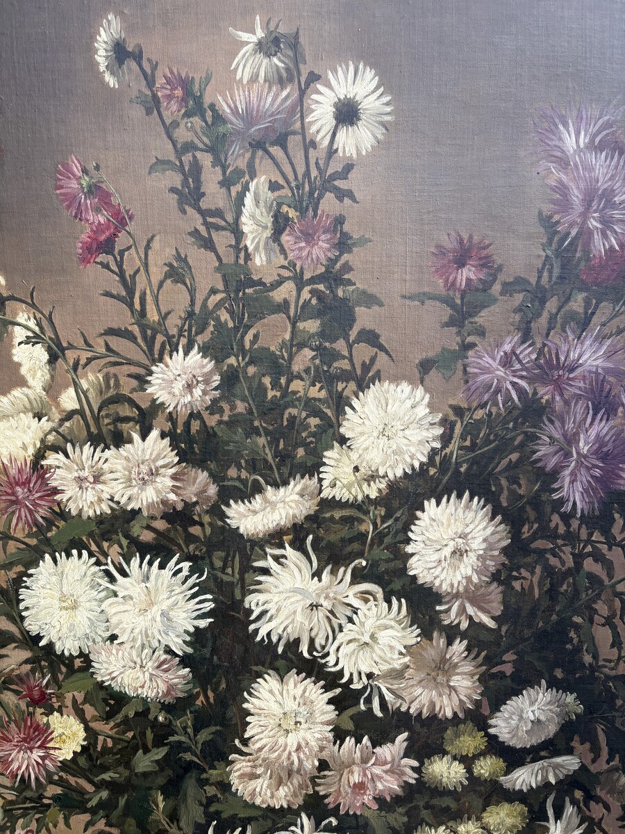 Large decorative oil painting on canvas, mounted on wood, depicting a large bouquet of flowers in a Japanese porcelain vase, with its magnificent original gilded frame. The work is signed lower left: Jules Guiette. (140 x 173.5 cm)