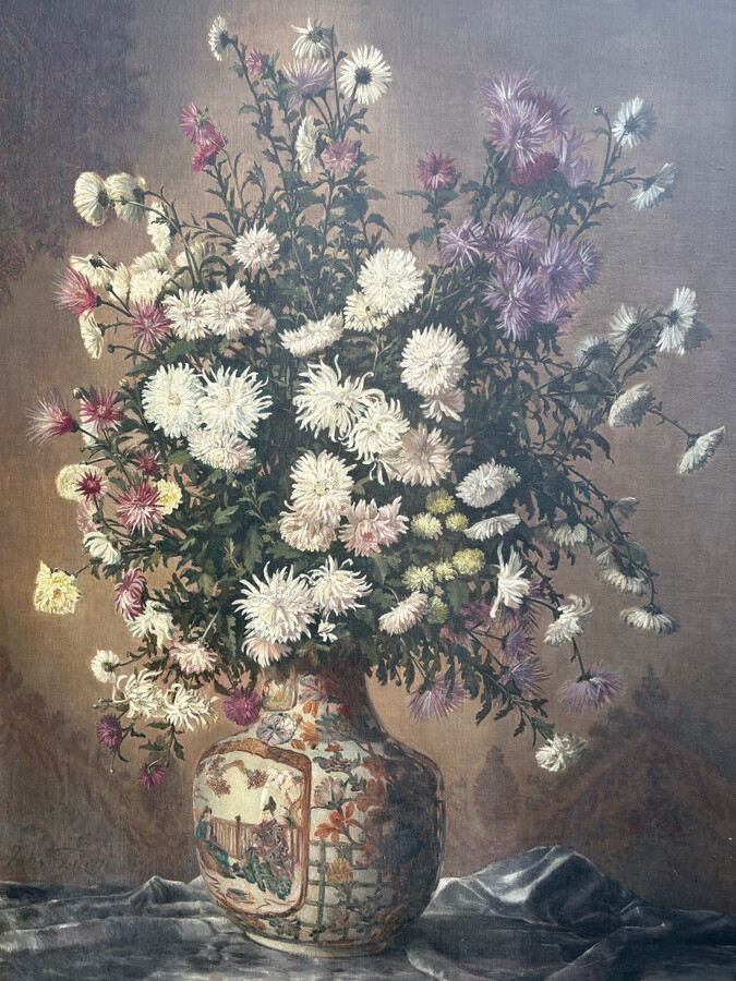 Large decorative oil painting on canvas, mounted on wood, depicting a large bouquet of flowers in a Japanese porcelain vase, with its magnificent original gilded frame. The work is signed lower left: Jules Guiette. (140 x 173.5 cm)