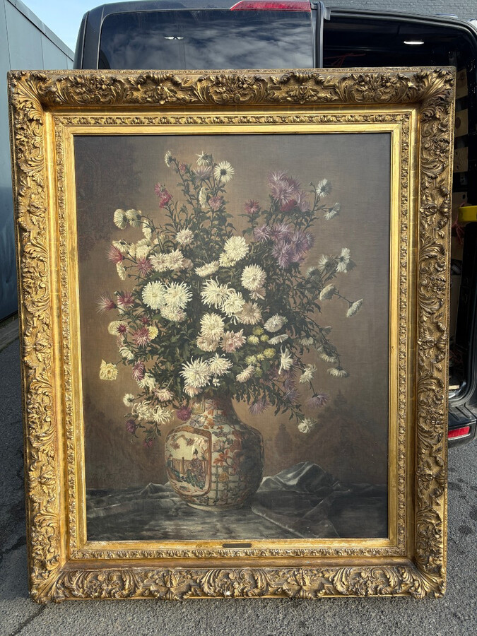 Large decorative oil painting on canvas, mounted on wood, depicting a large bouquet of flowers in a Japanese porcelain vase, with its magnificent original gilded frame. The work is signed lower left: Jules Guiette. (140 x 173.5 cm)