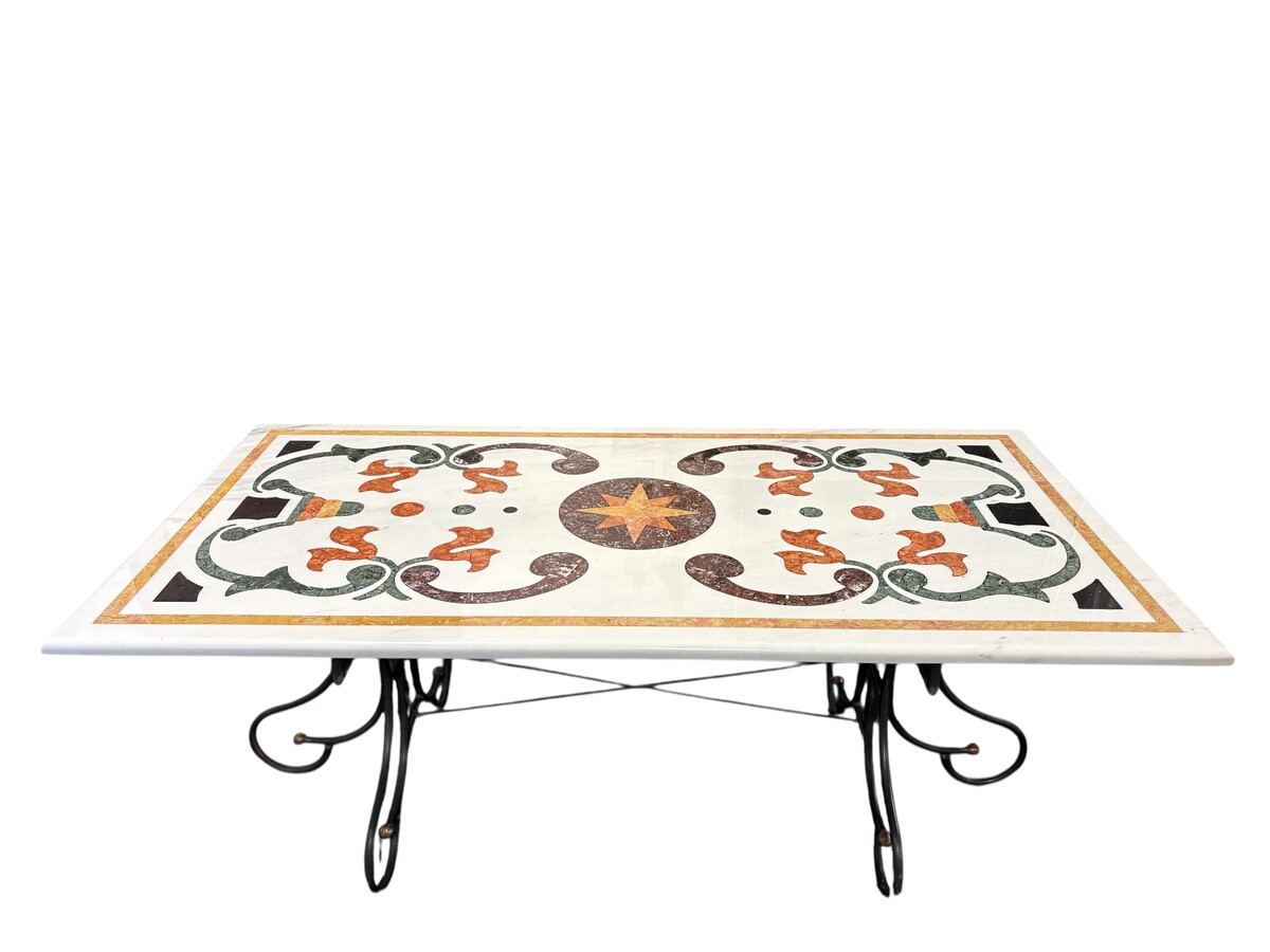 Large decorative table with an inlaid marble top, 20th century A beautiful table featuring a wrought-iron base topped with a marble top inlaid with various types and colours of marble, with a large star in the centre. Dimensions: 200 x 100 x 74 cm