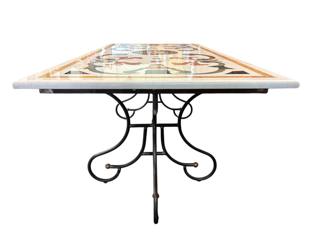 Large decorative table with an inlaid marble top, 20th century A beautiful table featuring a wrought-iron base topped with a marble top inlaid with various types and colours of marble, with a large star in the centre. Dimensions: 200 x 100 x 74 cm