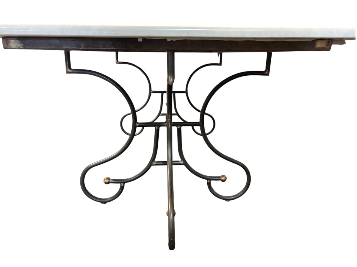 Large decorative table with an inlaid marble top, 20th century A beautiful table featuring a wrought-iron base topped with a marble top inlaid with various types and colours of marble, with a large star in the centre. Dimensions: 200 x 100 x 74 cm
