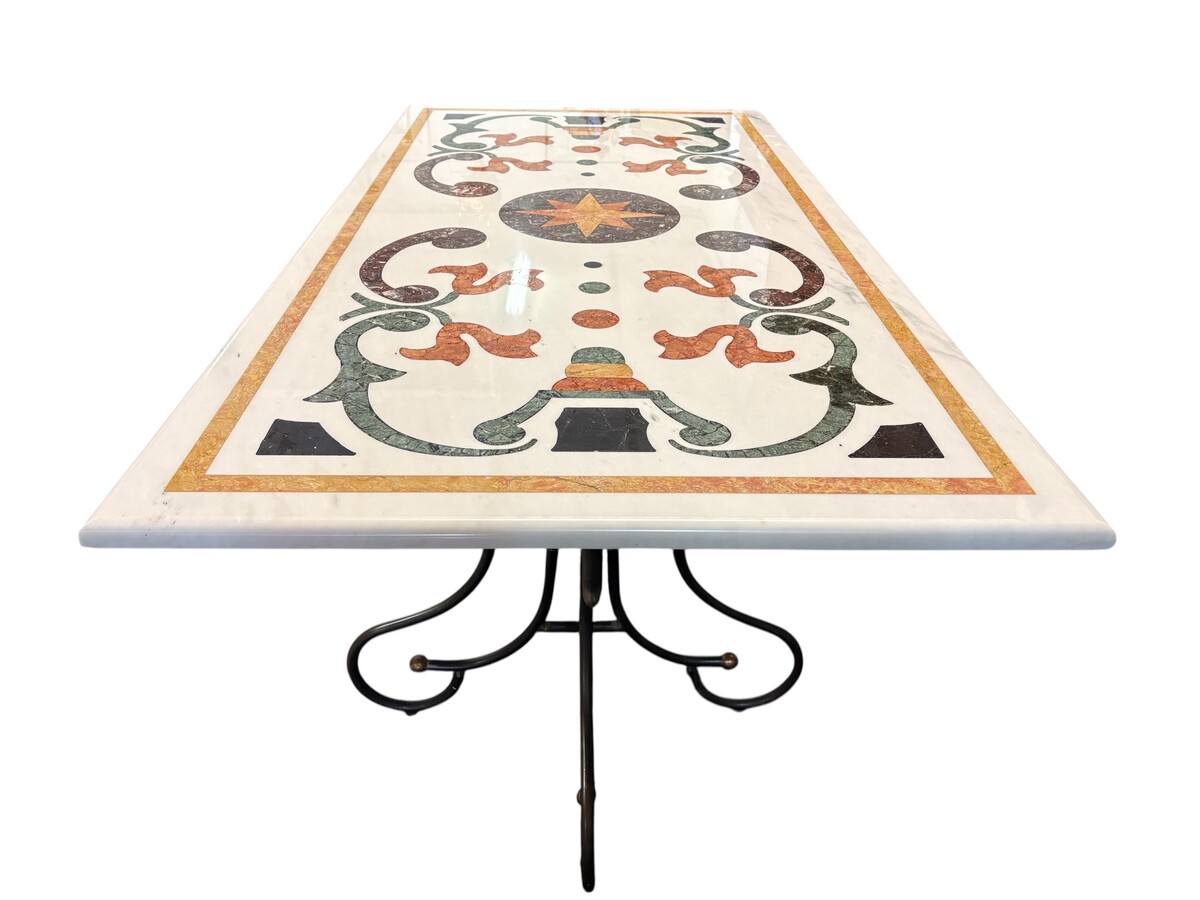 Large decorative table with an inlaid marble top, 20th century A beautiful table featuring a wrought-iron base topped with a marble top inlaid with various types and colours of marble, with a large star in the centre. Dimensions: 200 x 100 x 74 cm