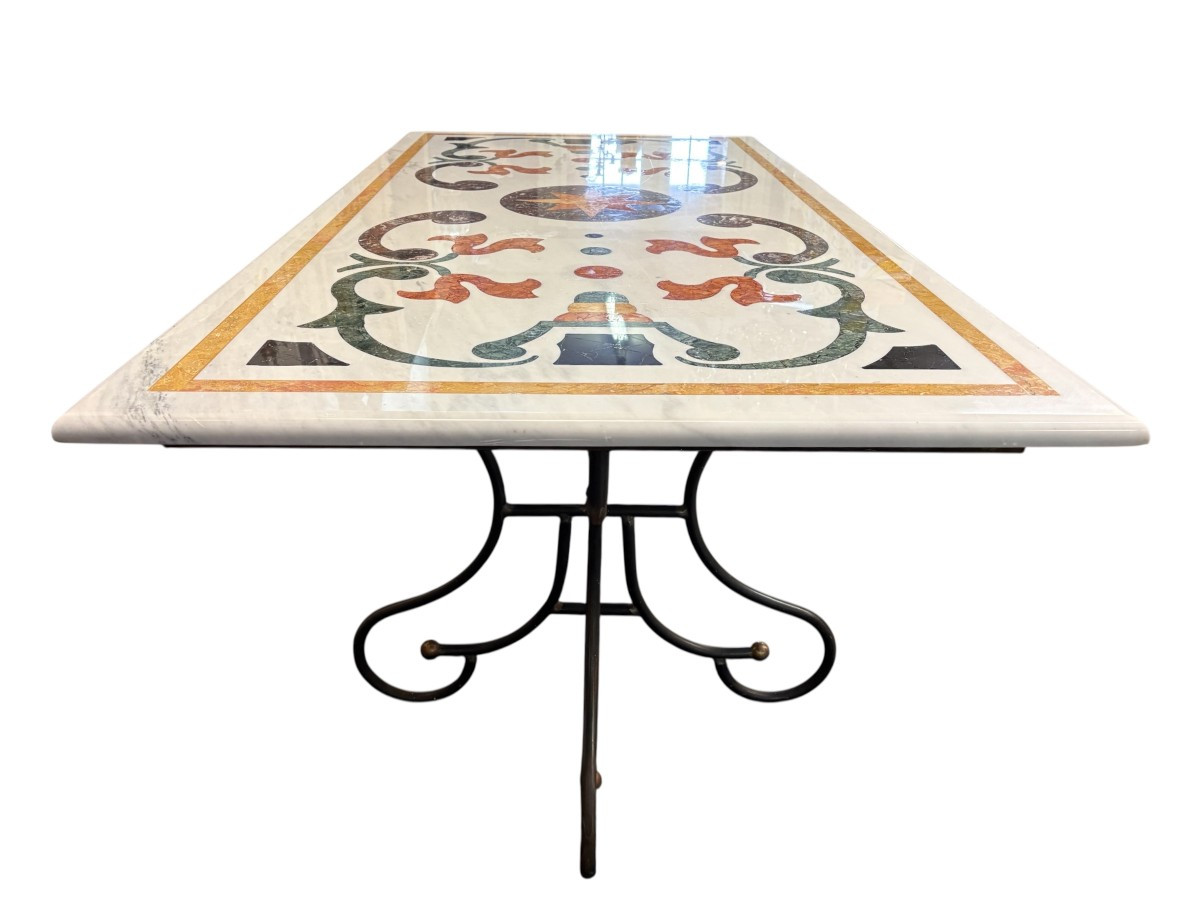 Large decorative table with inlaid marble top, 20th century. A beautiful table with a wrought iron base and a marble top inlaid with various types and colors of marble, with a large star in the center. Dimensions: 200 x 100 x 74 cm