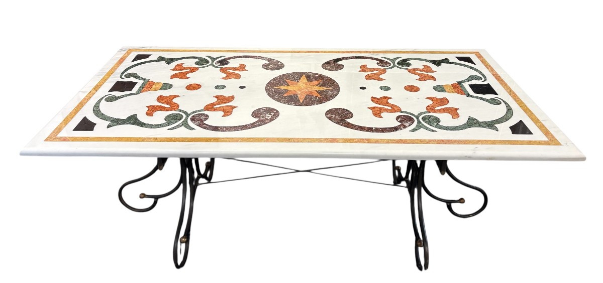 Large decorative table with inlaid marble top, 20th century. A beautiful table with a wrought iron base and a marble top inlaid with various types and colors of marble, with a large star in the center. Dimensions: 200 x 100 x 74 cm
