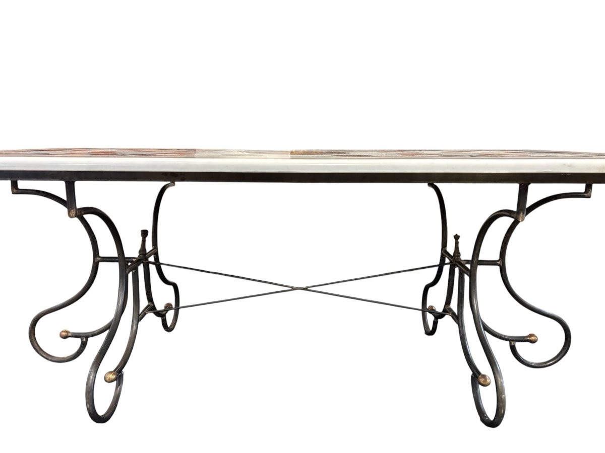 Large decorative table with inlaid marble top, 20th century. A beautiful table with a wrought iron base and a marble top inlaid with various types and colors of marble, with a large star in the center. Dimensions: 200 x 100 x 74 cm