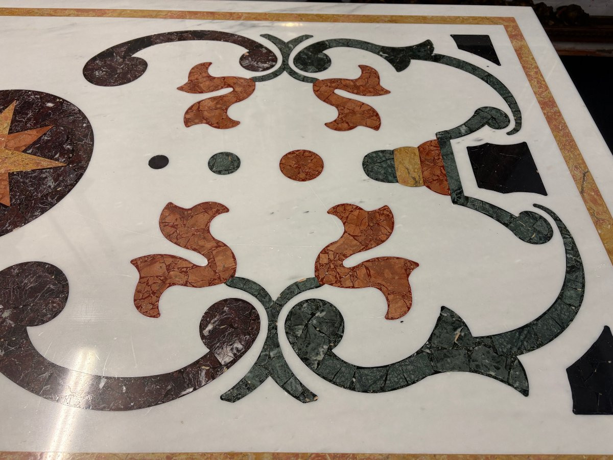 Large decorative table with inlaid marble top, 20th century. A beautiful table with a wrought iron base and a marble top inlaid with various types and colors of marble, with a large star in the center. Dimensions: 200 x 100 x 74 cm
