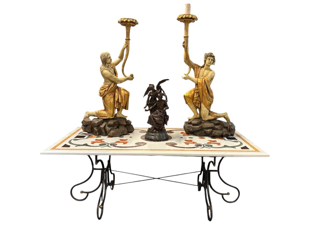 Large decorative table with inlaid marble top, 20th century. A beautiful table with a wrought iron base and a marble top inlaid with various types and colors of marble, with a large star in the center. Dimensions: 200 x 100 x 74 cm