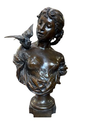 Large elegant 19th century bronze bust of a young woman with a bird (68 cm) Bronze bust of a young woman with a bird on her shoulder, signed by August Moreau (Dijon, 22 February 1834 - Malesherbes, 11 November 1917) Dimensions: Height: 68 cm Width: 40 cm