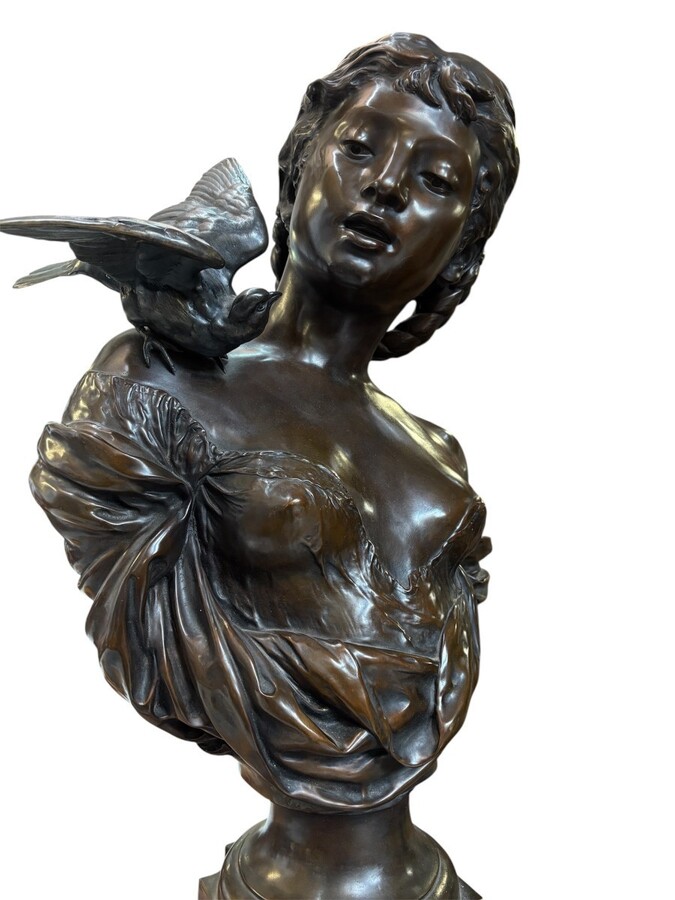 Large elegant 19th century bronze bust of a young woman with a bird (68 cm) Bronze bust of a young woman with a bird on her shoulder, signed by August Moreau (Dijon, 22 February 1834 - Malesherbes, 11 November 1917) Dimensions: Height: 68 cm Width: 40 cm