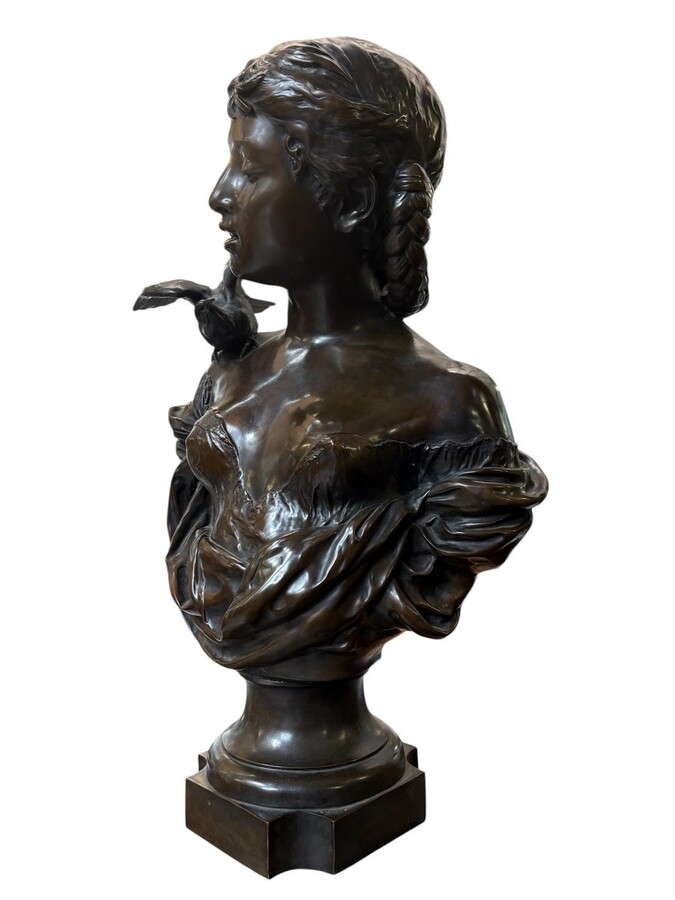 Large elegant 19th century bronze bust of a young woman with a bird (68 cm) Bronze bust of a young woman with a bird on her shoulder, signed by August Moreau (Dijon, 22 February 1834 - Malesherbes, 11 November 1917) Dimensions: Height: 68 cm Width: 40 cm