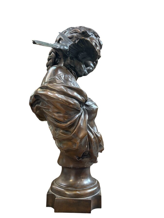 Large elegant 19th century bronze bust of a young woman with a bird (68 cm) Bronze bust of a young woman with a bird on her shoulder, signed by August Moreau (Dijon, 22 February 1834 - Malesherbes, 11 November 1917) Dimensions: Height: 68 cm Width: 40 cm