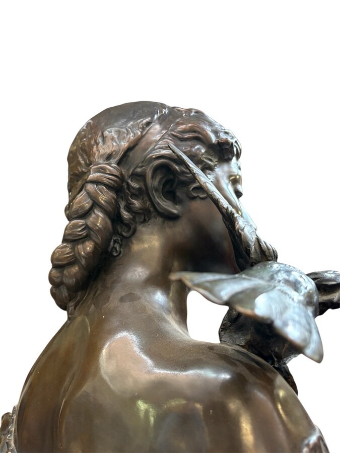 Large elegant 19th century bronze bust of a young woman with a bird (68 cm) Bronze bust of a young woman with a bird on her shoulder, signed by August Moreau (Dijon, 22 February 1834 - Malesherbes, 11 November 1917) Dimensions: Height: 68 cm Width: 40 cm