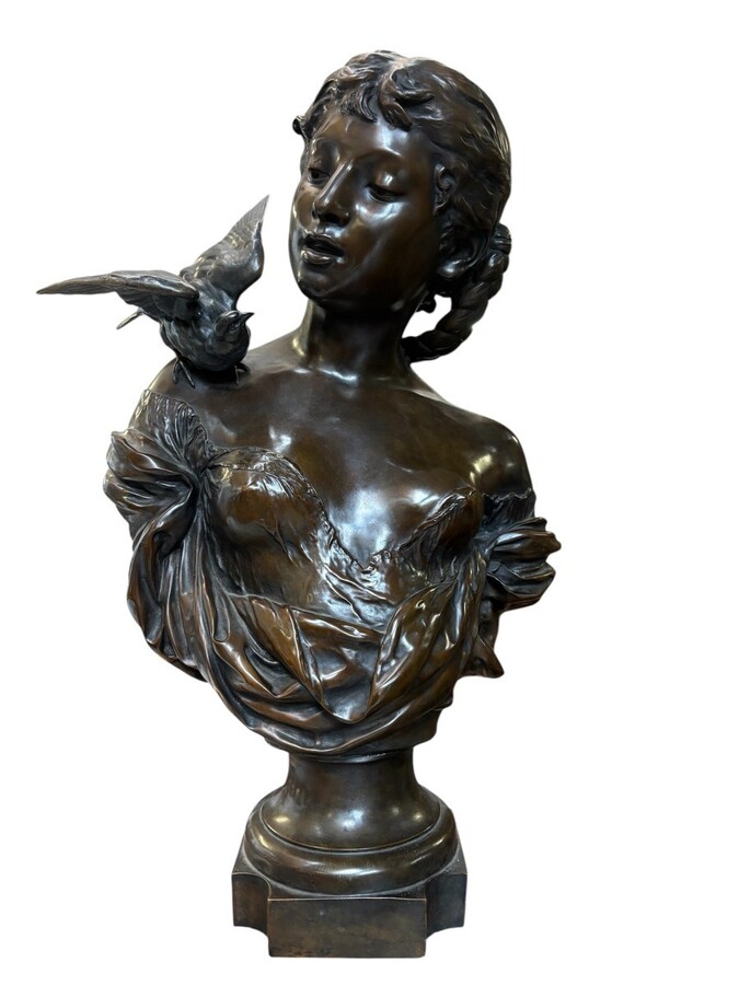 Large elegant 19th century bronze bust of a young woman with a bird (68 cm) Bronze bust of a young woman with a bird on her shoulder, signed by August Moreau (Dijon, 22 February 1834 - Malesherbes, 11 November 1917) Dimensions: Height: 68 cm Width: 40 cm