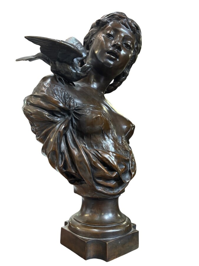 Large elegant 19th century bronze bust of a young woman with a bird (68 cm) Bronze bust of a young woman with a bird on her shoulder, signed by August Moreau (Dijon, 22 February 1834 - Malesherbes, 11 November 1917) Dimensions: Height: 68 cm Width: 40 cm