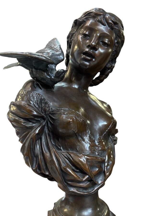 Large elegant 19th century bronze bust of a young woman with a bird (68 cm) Bronze bust of a young woman with a bird on her shoulder, signed by August Moreau (Dijon, 22 February 1834 - Malesherbes, 11 November 1917) Dimensions: Height: 68 cm Width: 40 cm