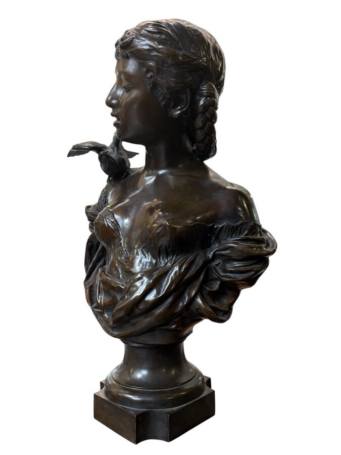 Large elegant 19th century bronze bust of a young woman with a bird (68 cm) Bronze bust of a young woman with a bird on her shoulder, signed by August Moreau (Dijon, 22 February 1834 - Malesherbes, 11 November 1917) Dimensions: Height: 68 cm Width: 40 cm