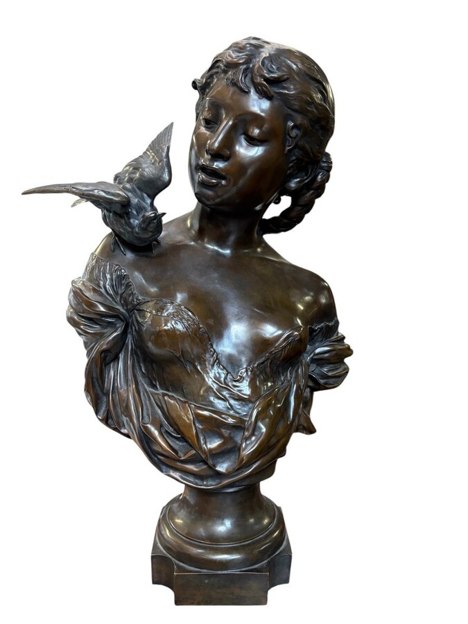 Large elegant 19th century bronze bust of a young woman with a bird (68 cm) Bronze bust of a young woman with a bird on her shoulder, signed by August Moreau (Dijon, 22 February 1834 - Malesherbes, 11 November 1917) Dimensions: Height: 68 cm Width: 40 cm