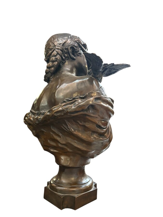 Large elegant 19th century bronze bust of a young woman with a bird (68 cm) Bronze bust of a young woman with a bird on her shoulder, signed by August Moreau (Dijon, 22 February 1834 - Malesherbes, 11 November 1917) Dimensions: Height: 68 cm Width: 40 cm